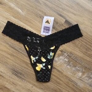 NWT Hanky Panky Signature Lace Original Rise  Thong Panties. One Size 🍋 Lemons